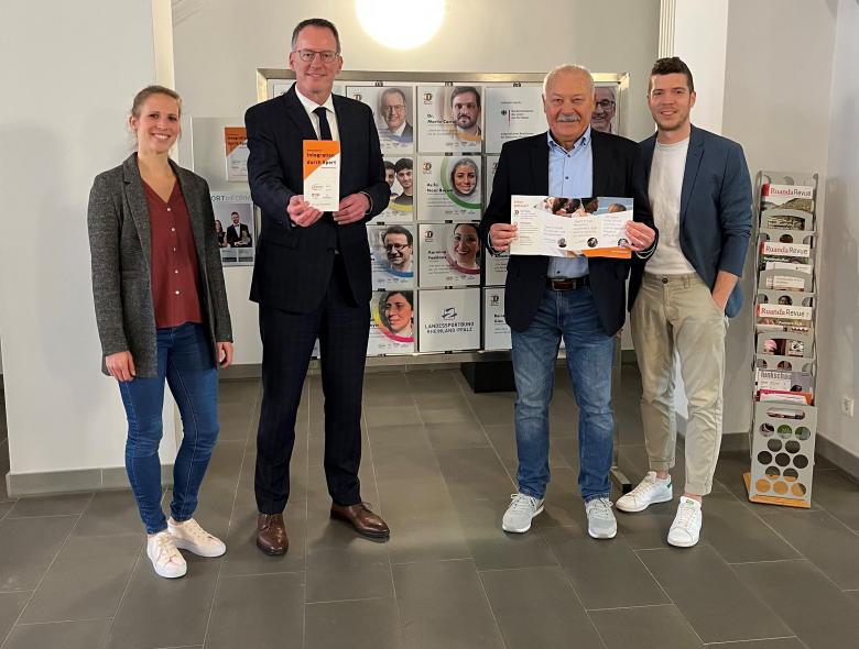 Michael Ebling vor der Ausstellung "30 Jahre und Gesichter"