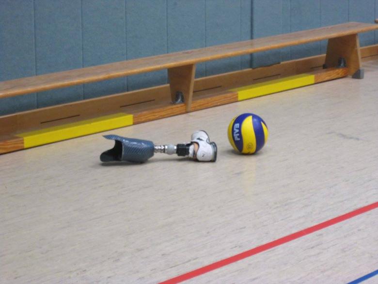 Beinprothese auf dem Boden einer Sporthalle