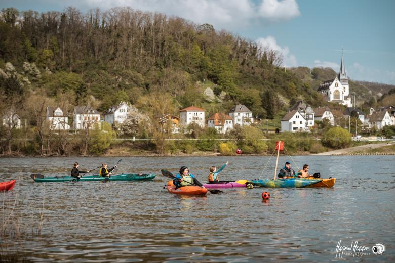 Korbball auf dem Wasser.