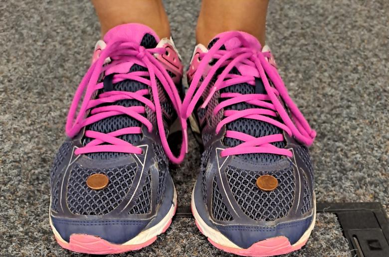 Zwei Turnschuhe mit Centstück obendrauf