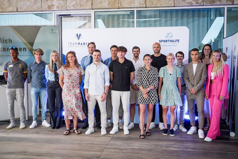 Gruppenfoto mit Spitzensportler*innen