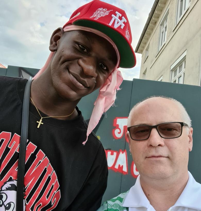 Isaac Bonga mit seinem Jugendtrainer Viktor Schneider