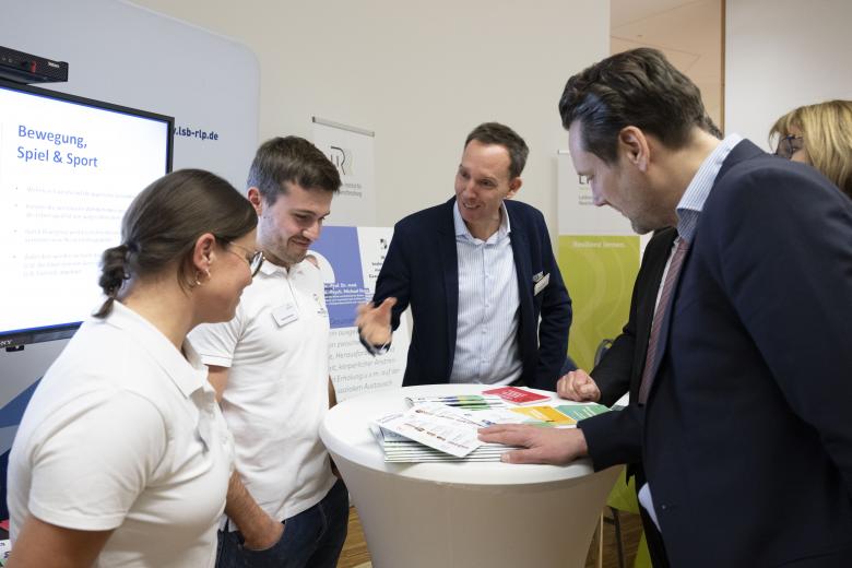 LSB-Mitarbeiter*innenberaten Besucher*innen