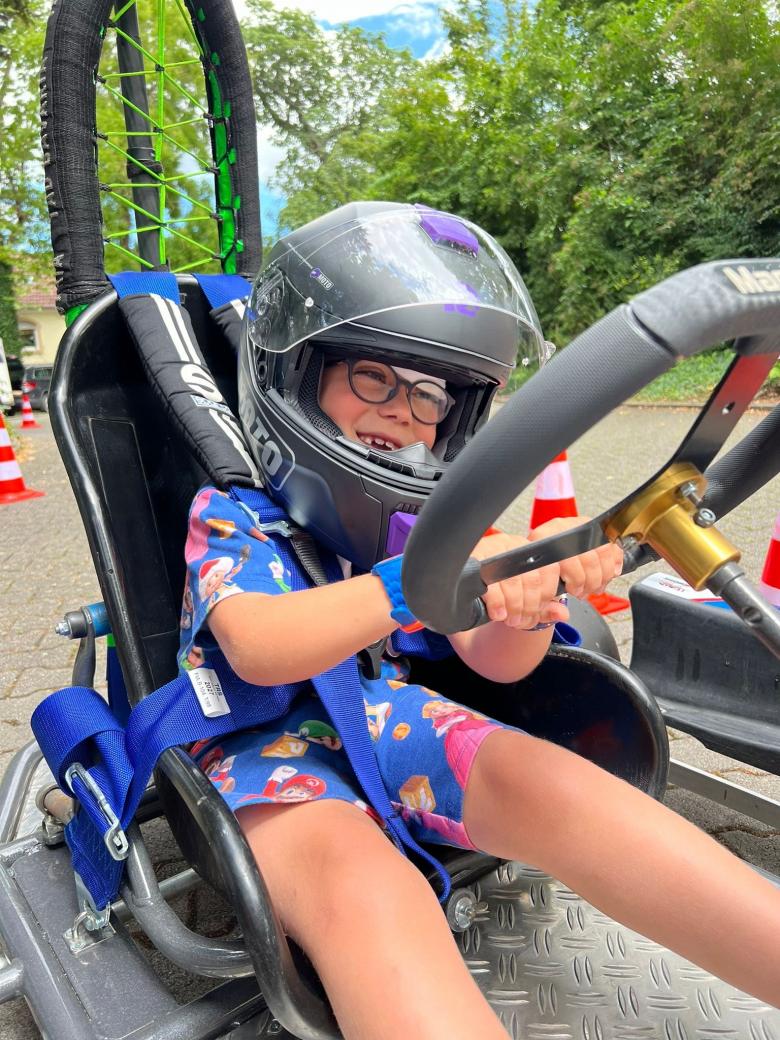 Ein Junge im Kart