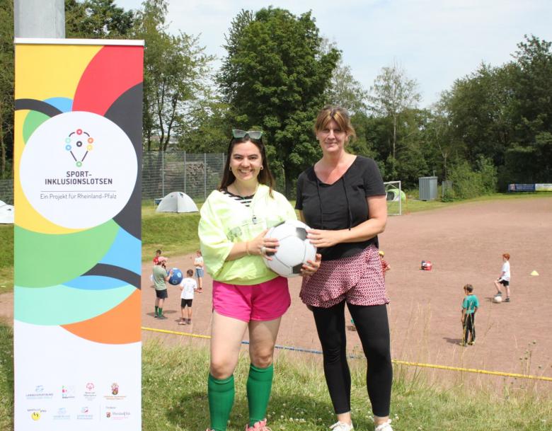 Zwei Frauen auf Sportgelände