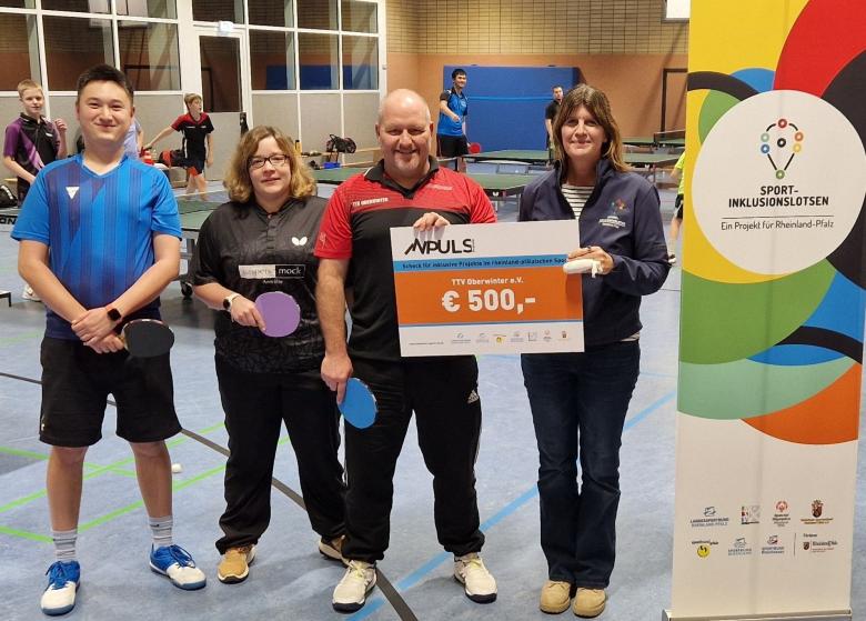 Katja Froeschmann überreicht Scheck an Tischtennisverein