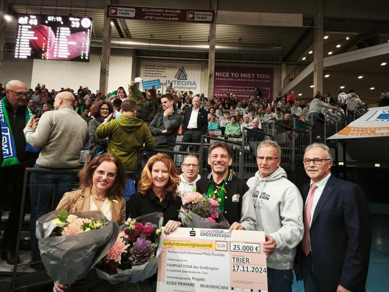 Scheckübergabe in großer Sporthalle