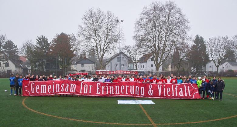 Fußballer zeigen Transparent