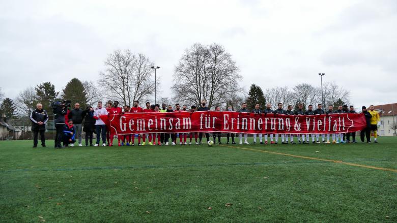 Fußballer mit Banner in der Hand