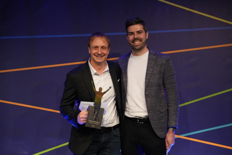 Zwei Männer mit Trophäe 