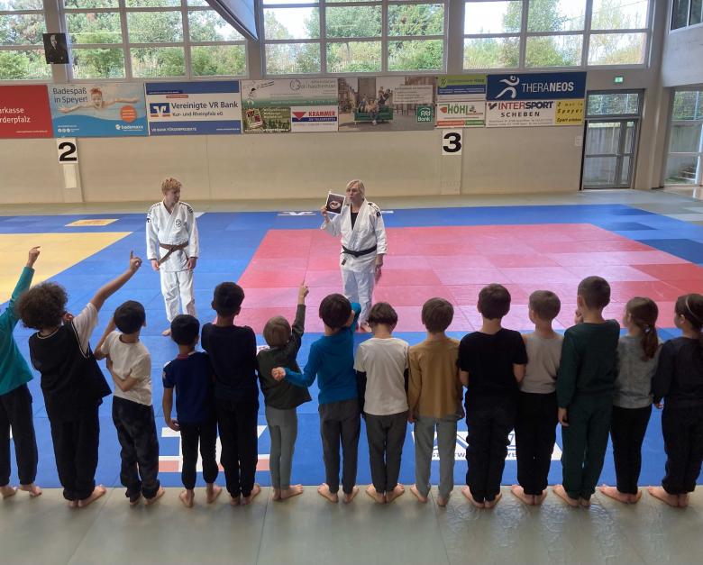 Judomatte und Kinder in Sporthalle