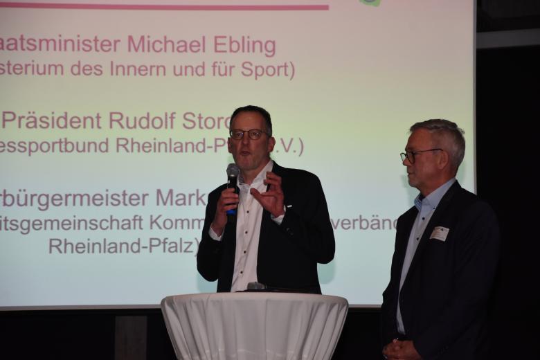 Zwei Männer am Stehtisch