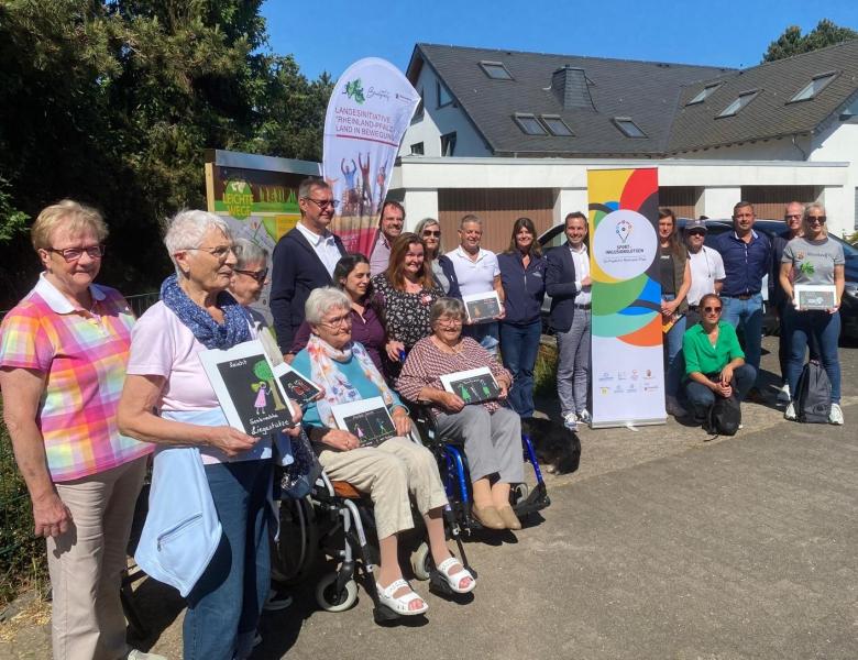 Gruppenfoto mit Senioren im Freien