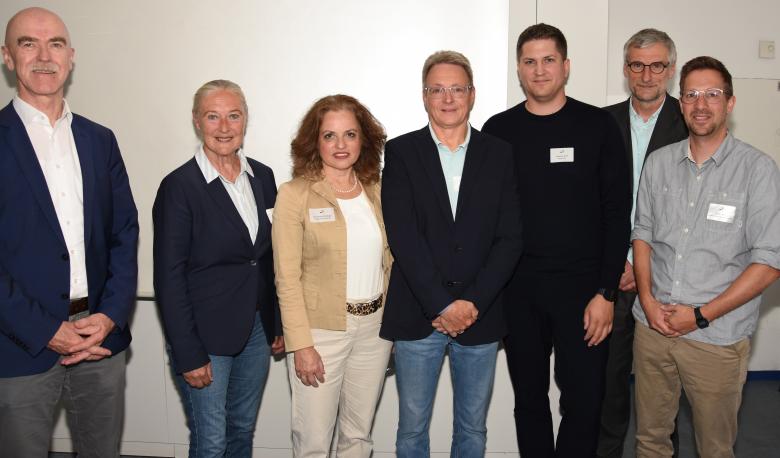 Männer und Frauen beim Gruppenfoto