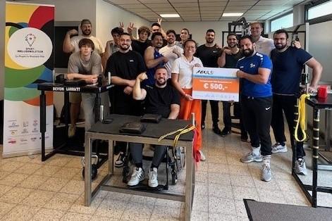 Scheckübergabe unter Sportlern