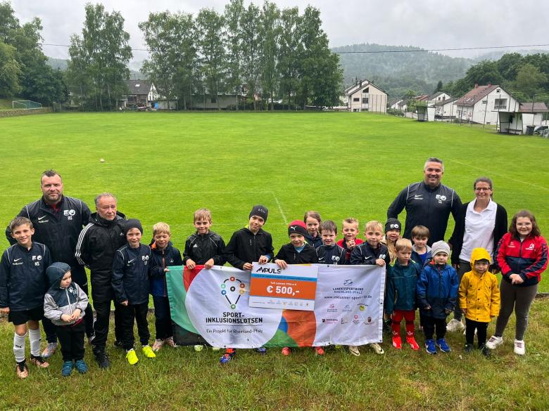 Gruppenbild mit Sportlern in der Natur