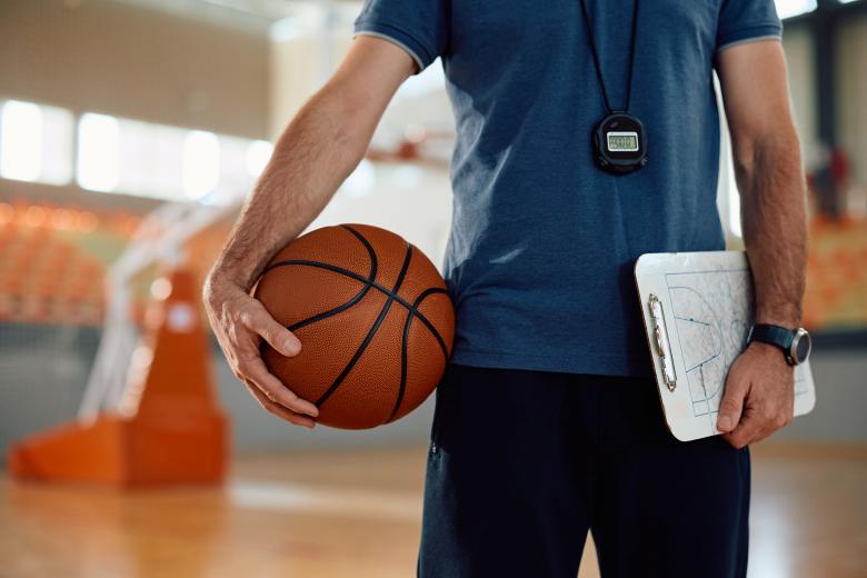 Trainer mit Basketball