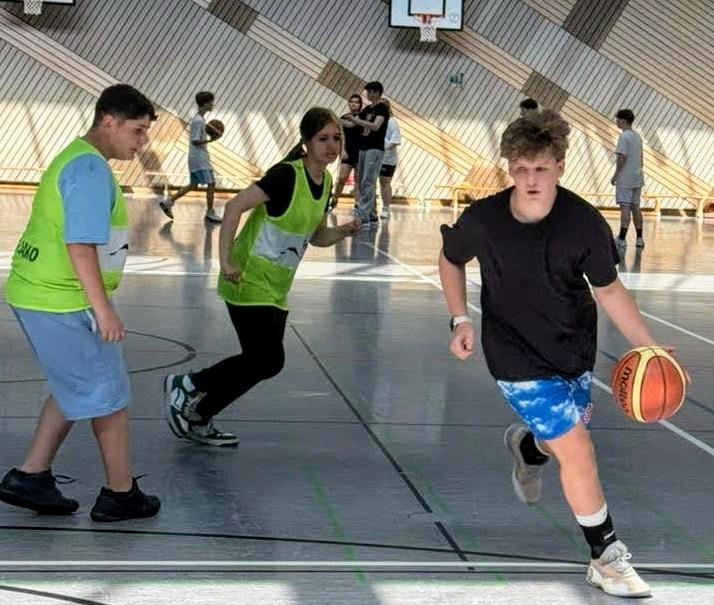 Basketballer in Sporthalle