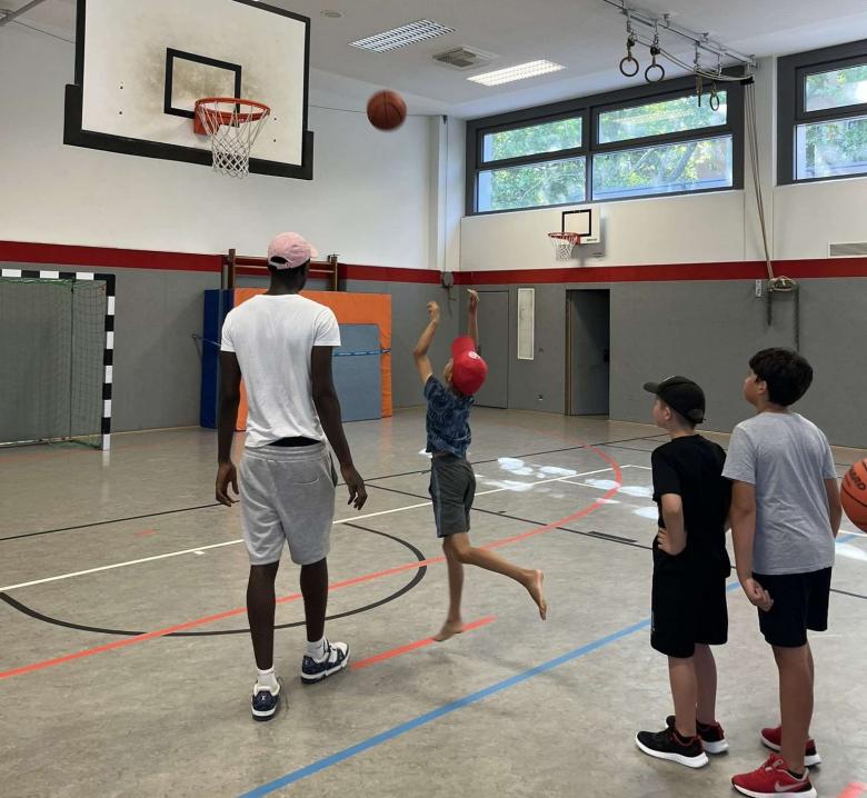 Basketballer in Sporthalle
