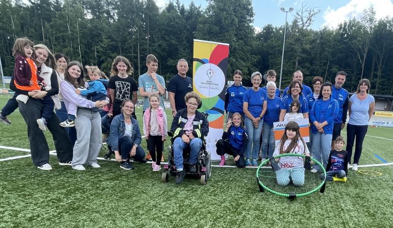 Scheckübergabe bei Sportverein