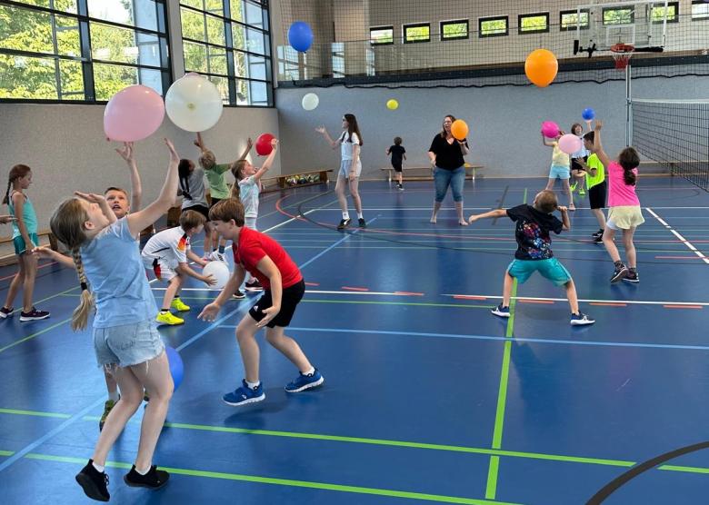 Spielende Kinder in Turnhalle