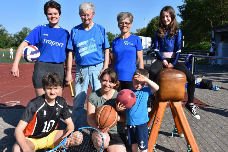 Alte und junge Mitglieder des TV Laubenheim im Sportdress
