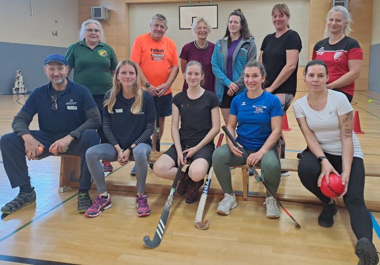 Gruppenfoto in Turnhalle