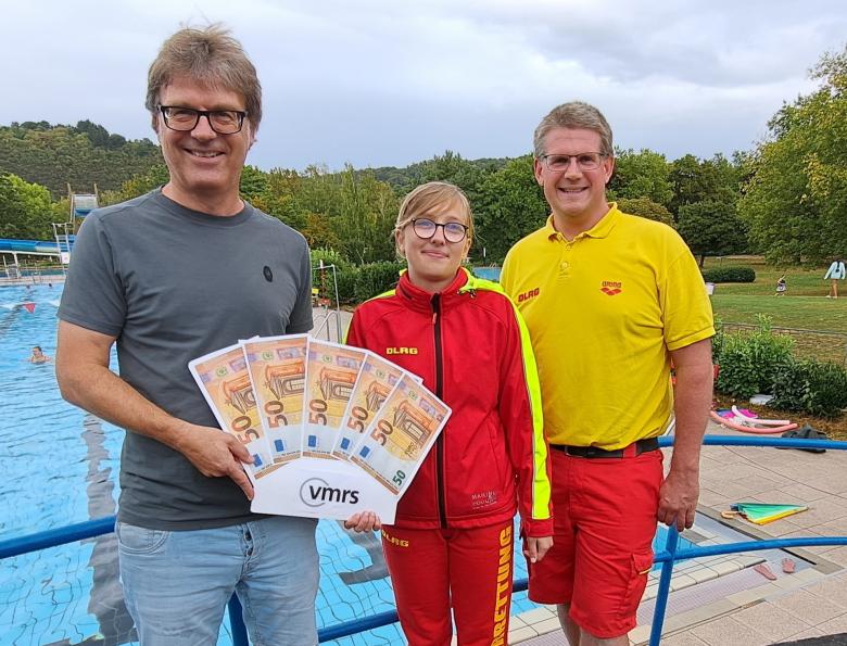 Drei Menschen in Schwimmbad