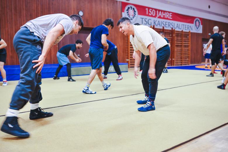 Tag der offenen Tür der "Offenen Ringergruppe Kaiserslautern": Zwei junge Männer haben Spaß beim Training.