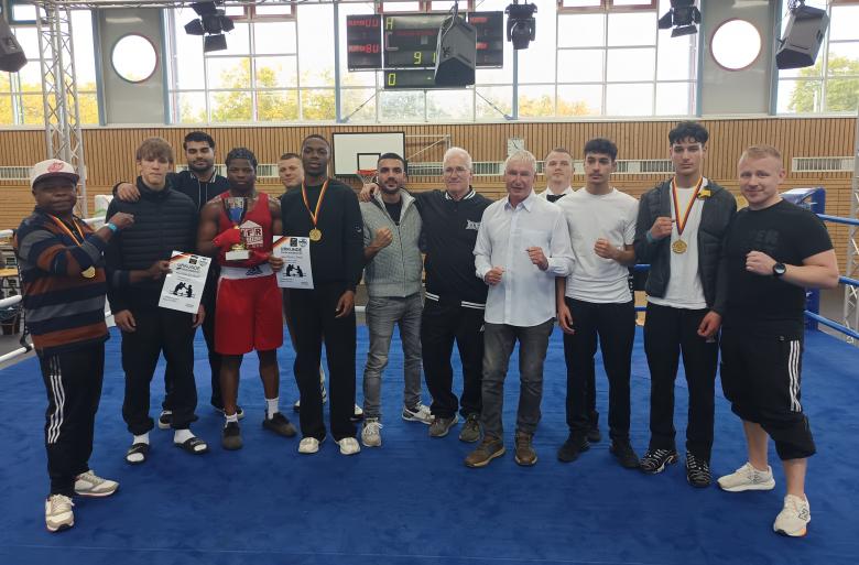 Gruppenfoto von Sportlern im Boxring