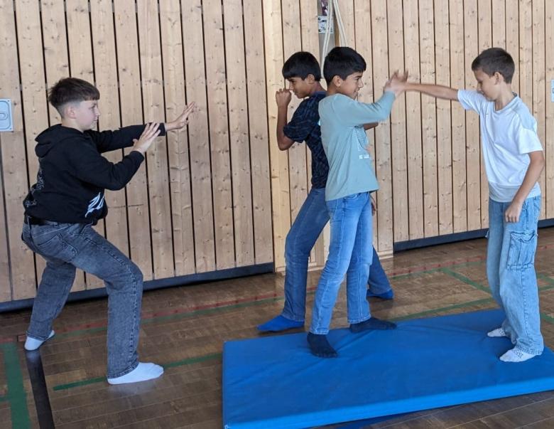 Jungen üben Selbstverteidigung