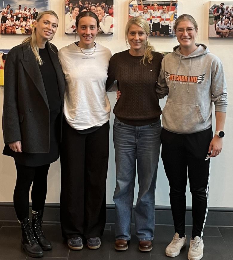 Vier Frauen vor Bilderwand in Vereinsheim