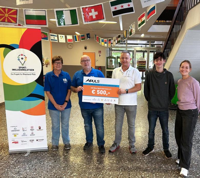 Menschen bei Scheckübergabe