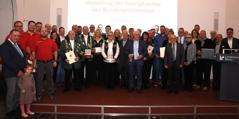 Gruppenfoto mit Menschen auf der Bühne