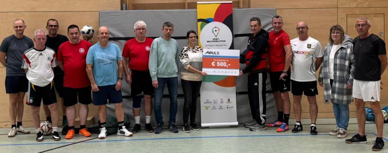 Personengruppe bei Scheckübergabe