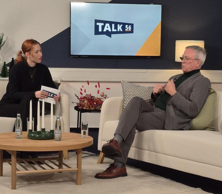 Frau und Mann bei Interview in TV-Studio