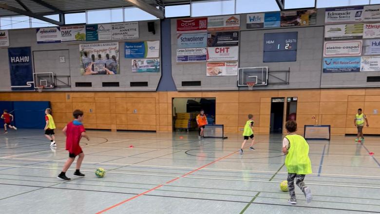 Jungs beim Hallenfußball