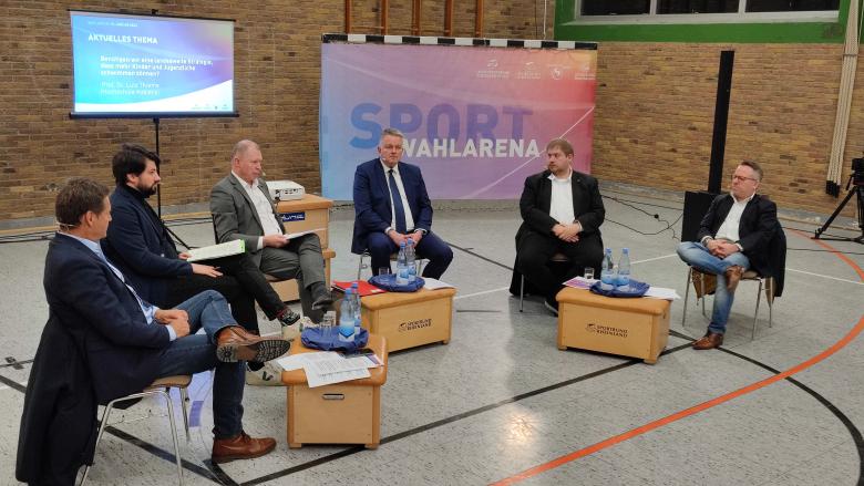 Politiker bei Diskussionsrunde in Sporthalle