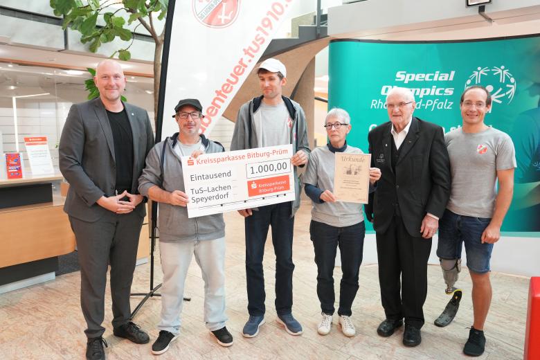 Personen mit Spendenscheck