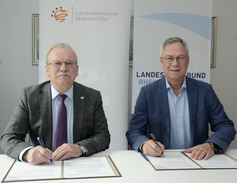 Zwei Männer bei Vertragsunterzeichnung