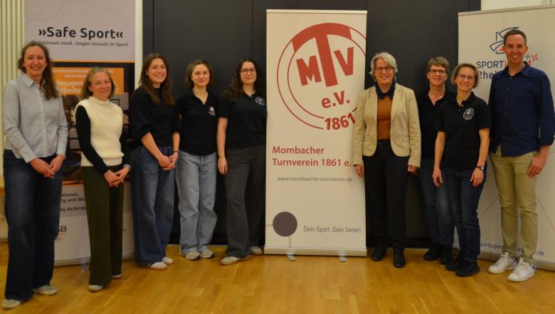 Gruppenbild in Turnhalle