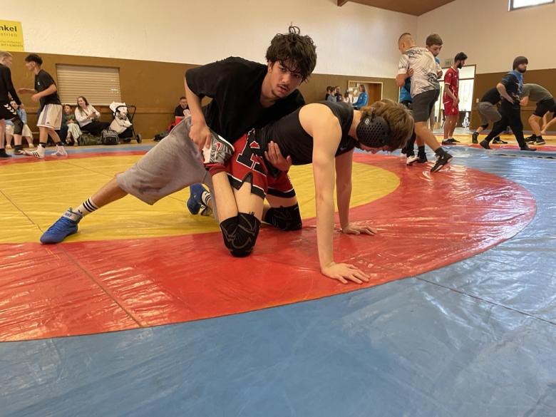 Zwei Jugendliche Ringer während des Trainings