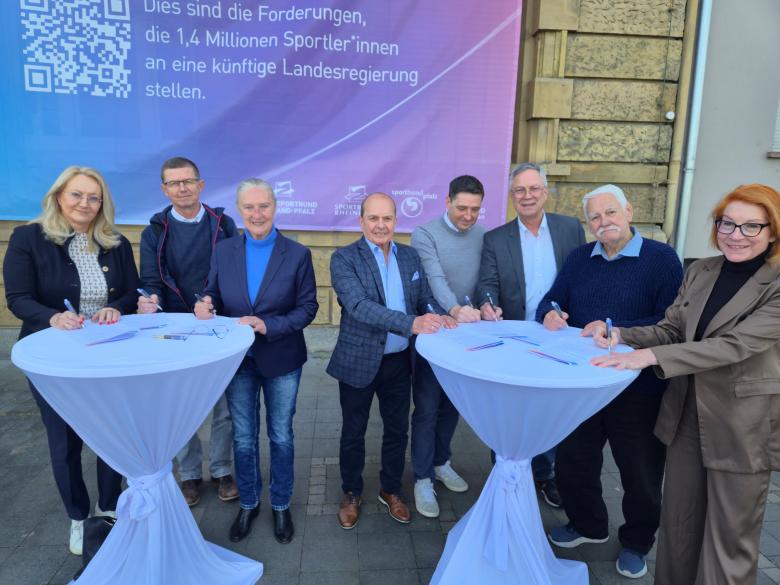 LSB-Präsidium vor Großflächenbanner