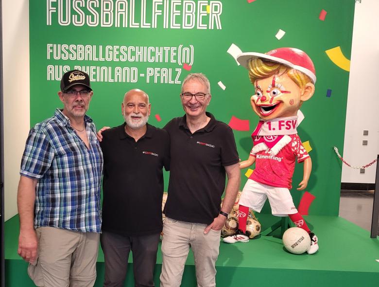 Drei Personen in einer Ausstellung