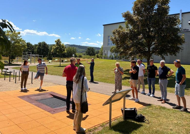 Menschen auf Outdoorfitnessanlage