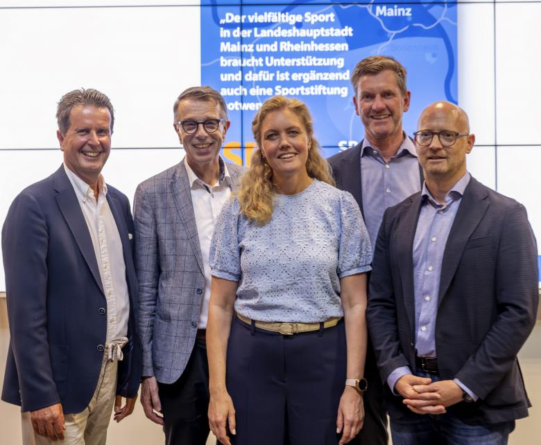 Fünf Personen bei Gruppenfoto