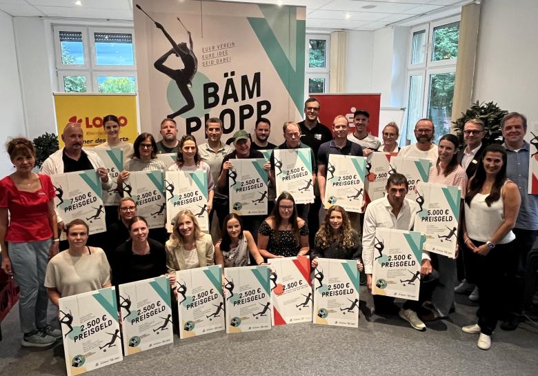Gruppenfoto mit Wettbewerbssiegern