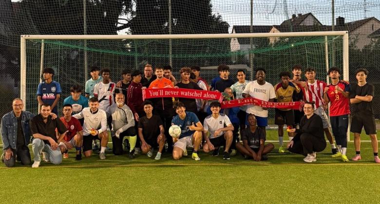 Fußballmannschaftsfoto mit Schals