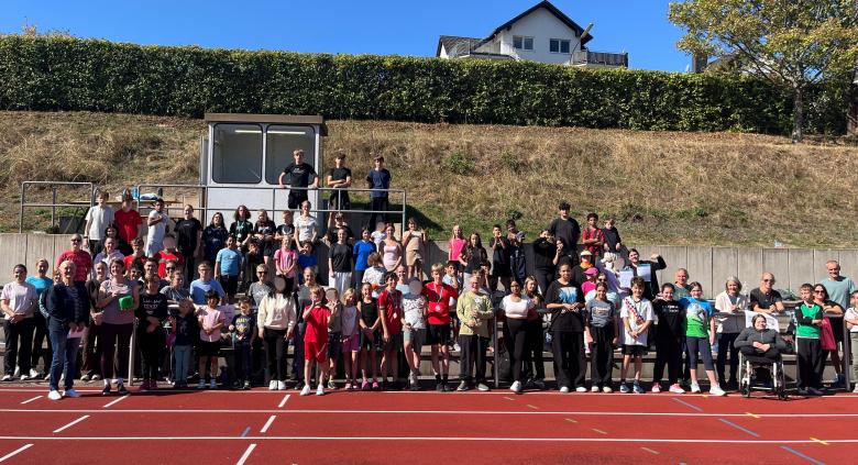 Schülergruppe auf Laufbahn