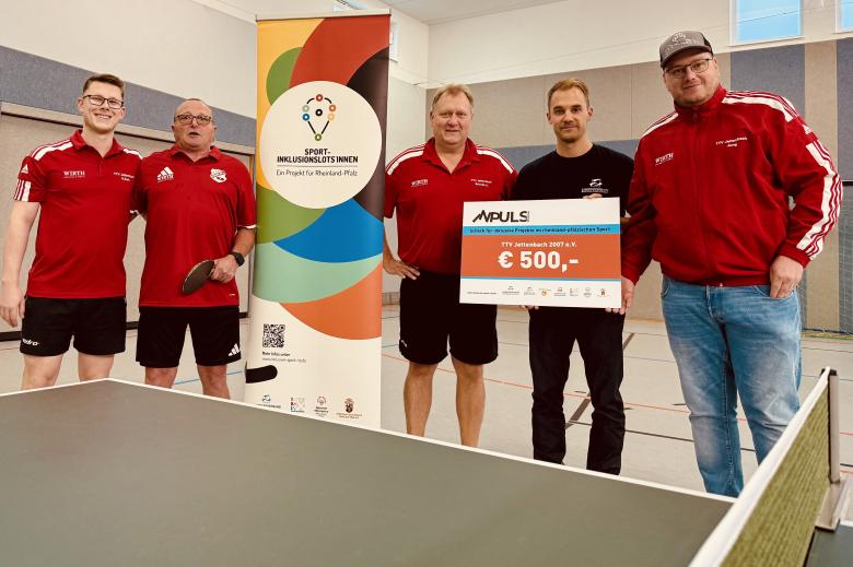 Tischtennisspieler bei Scheckübergabe